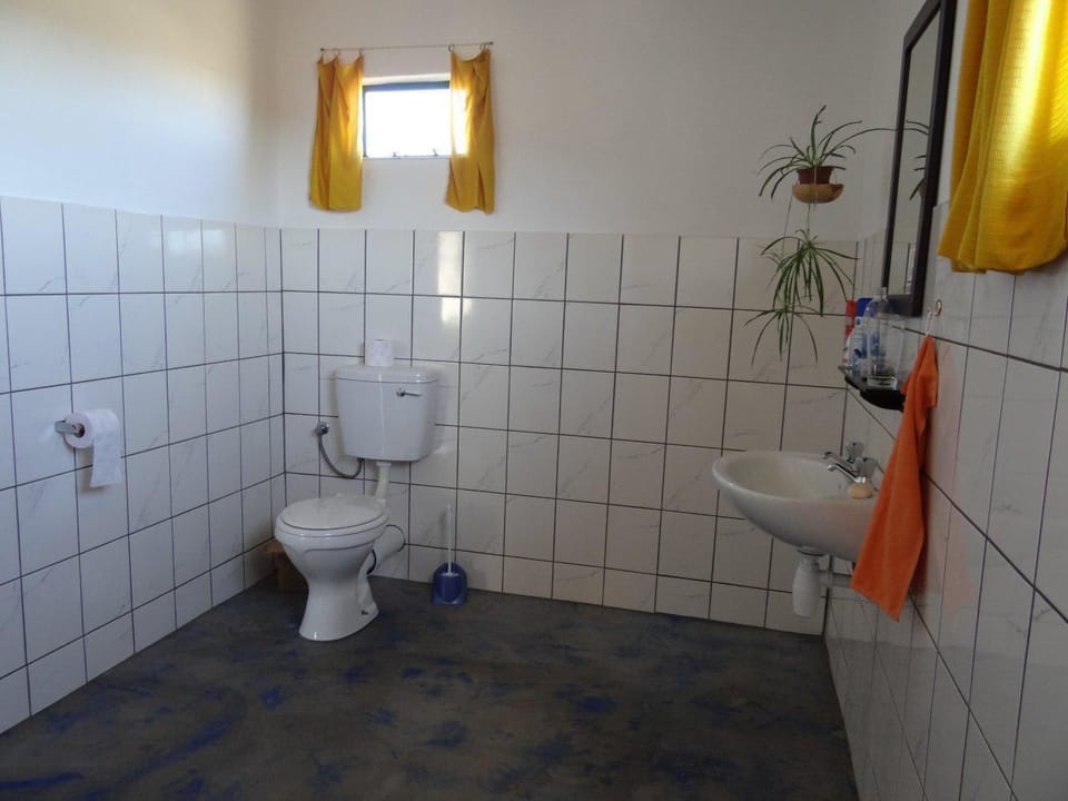 Standard Double Room | Bathroom | Shower, rainfall showerhead, free toiletries, towels