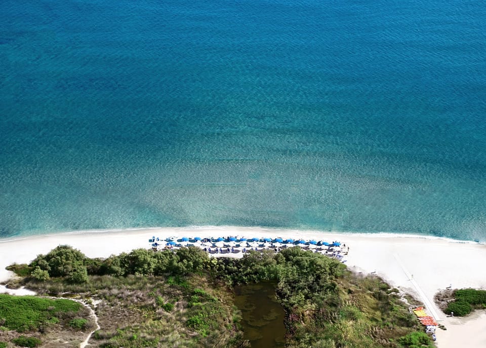 On the beach, white sand, free beach shuttle, sun loungers