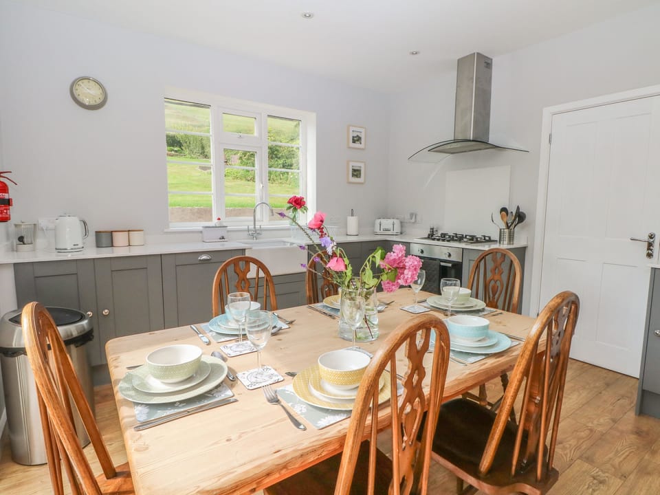Cottage | Dining