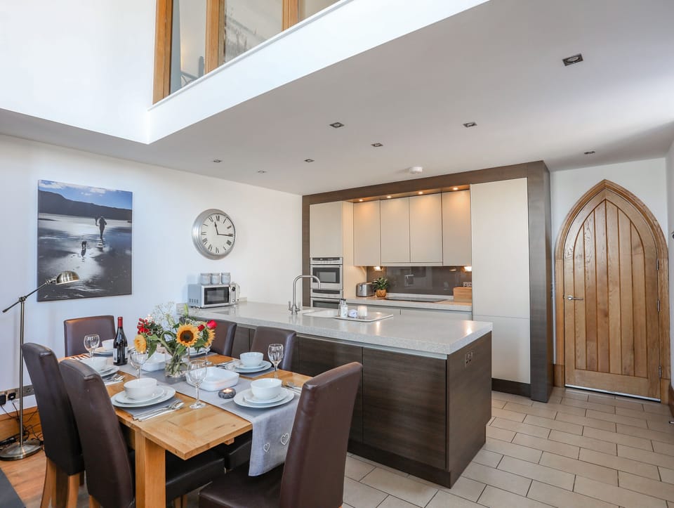 Cottage | Private kitchen | Microwave, dishwasher, electric kettle, toaster