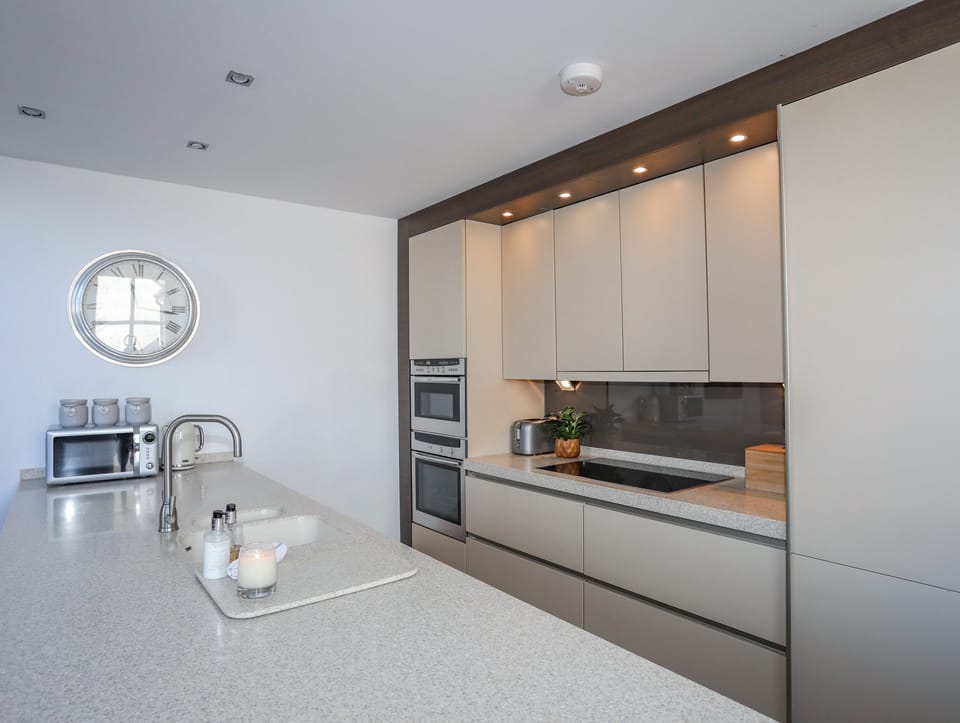 Cottage | Private kitchen | Microwave, dishwasher, electric kettle, toaster