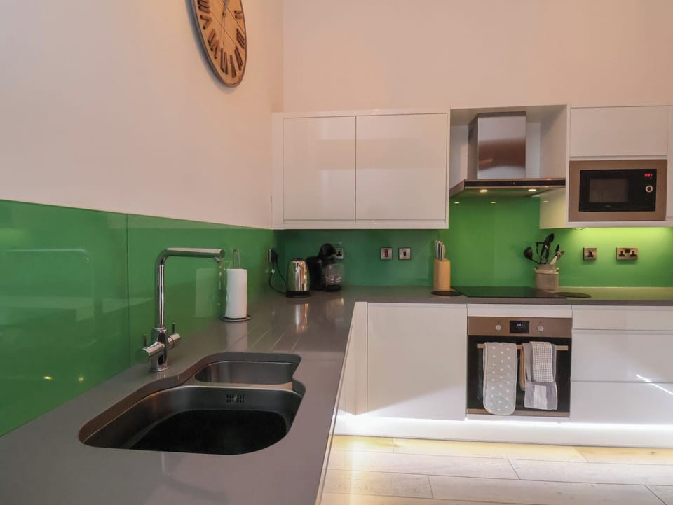 Cottage | Private kitchen | Microwave, dishwasher, electric kettle, toaster