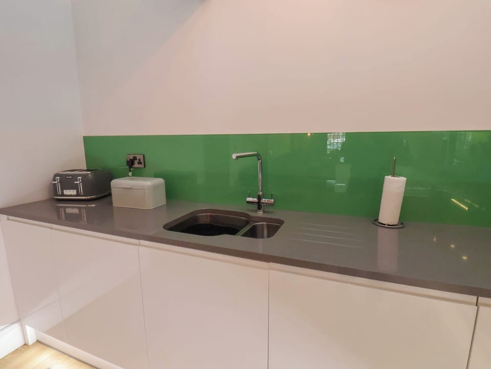 Cottage | Private kitchen | Microwave, dishwasher, electric kettle, toaster