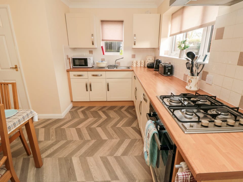 Cottage | Private kitchen | Fridge, microwave, stovetop, electric kettle