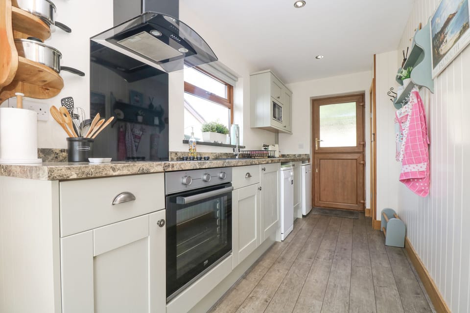 Cottage | Private kitchen | Dishwasher, cookware/dishes/utensils