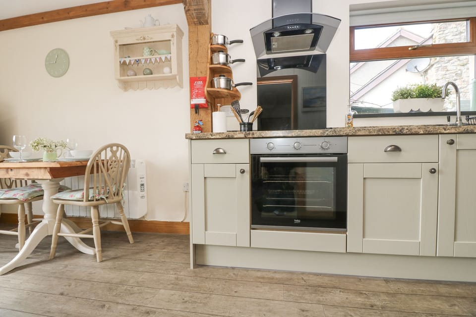 Cottage | Private kitchen | Dishwasher, cookware/dishes/utensils