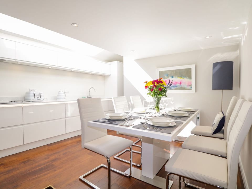 Cottage | Private kitchen | Dishwasher, cookware/dishes/utensils