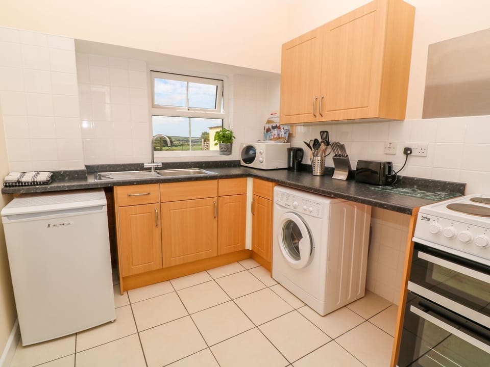 Cottage | Private kitchen | Microwave, stovetop, cookware/dishes/utensils