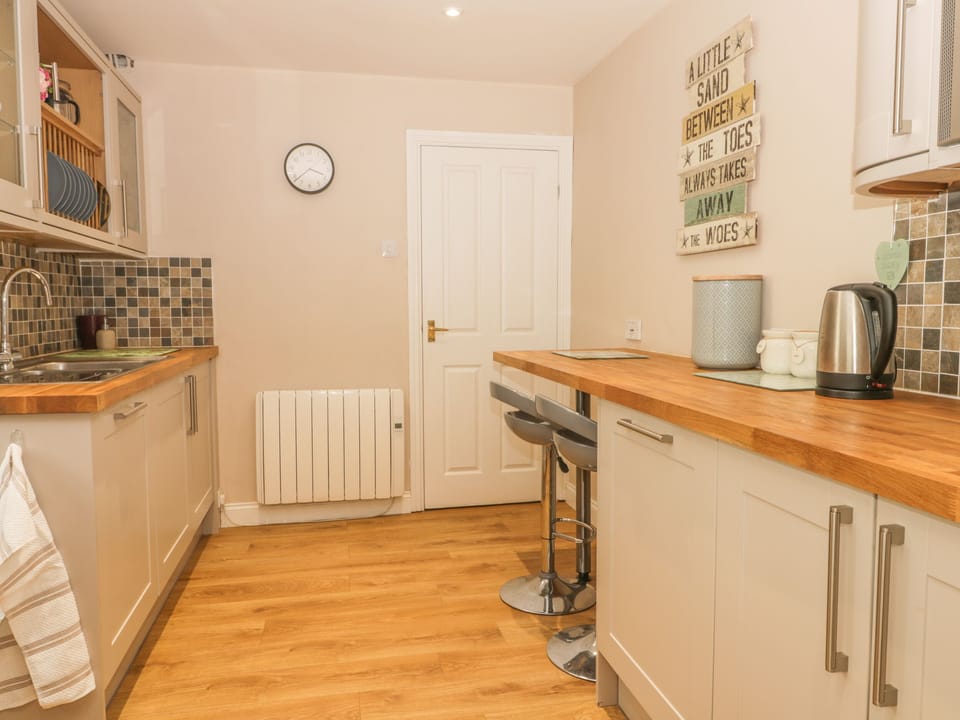 Cottage | Private kitchen | Microwave, dishwasher, toaster, cookware/dishes/utensils
