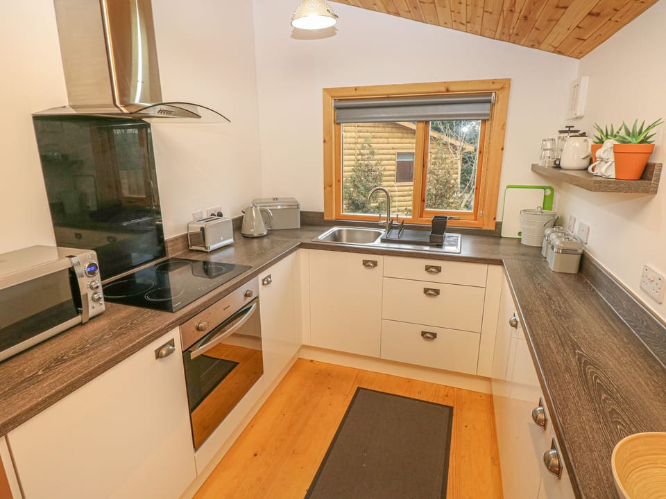 Cottage | Private kitchen | Fridge, microwave, stovetop, electric kettle