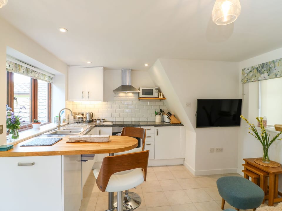 Cottage | Private kitchen | Electric kettle, toaster, cookware/dishes/utensils