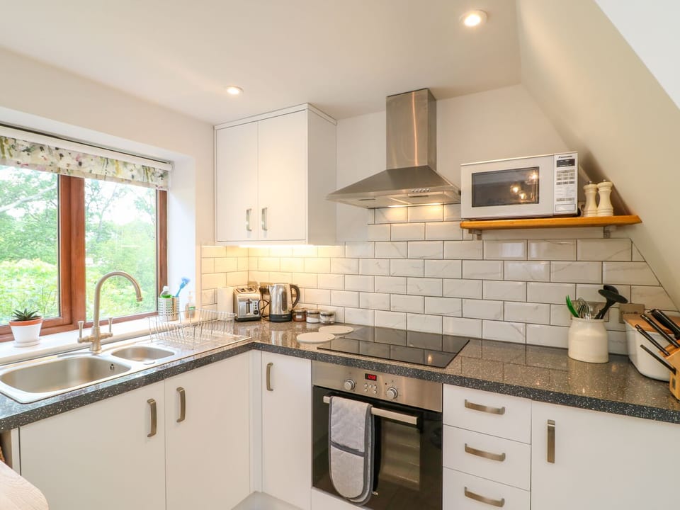 Cottage | Private kitchen | Electric kettle, toaster, cookware/dishes/utensils