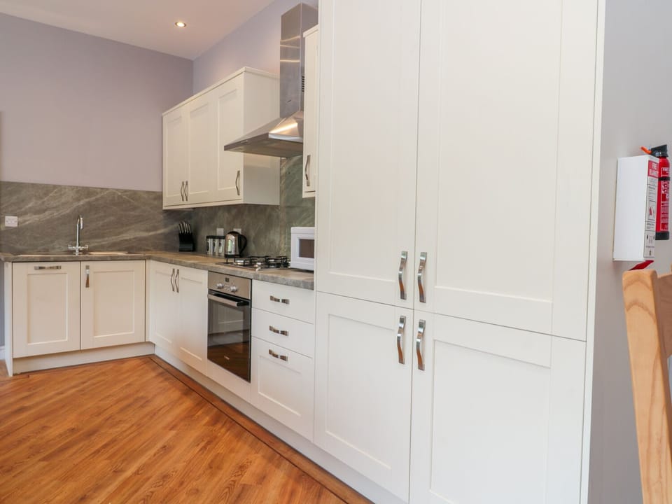 Cottage | Private kitchen | Dishwasher, cookware/dishes/utensils