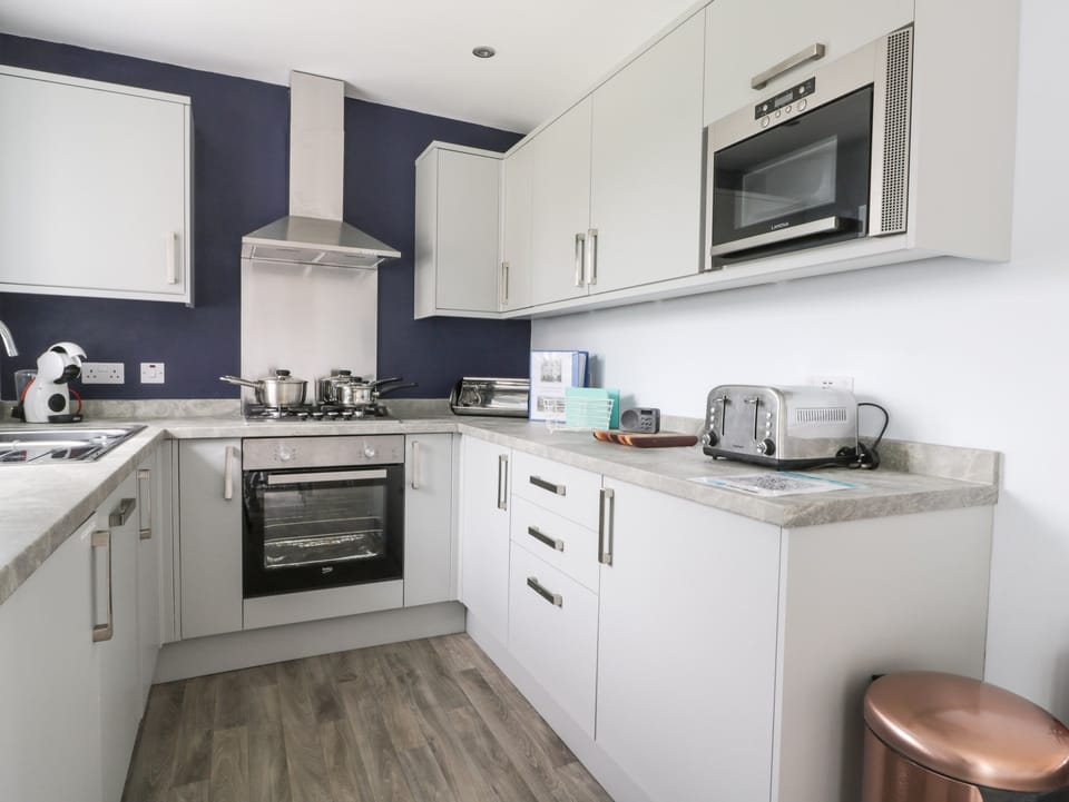 Cottage | Private kitchen | Dishwasher, highchair, cookware/dishes/utensils