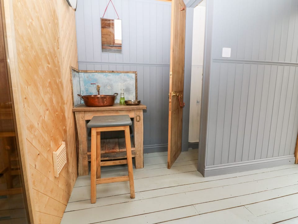 Cottage | 5 bedrooms, WiFi (free), individually decorated, individually furnished