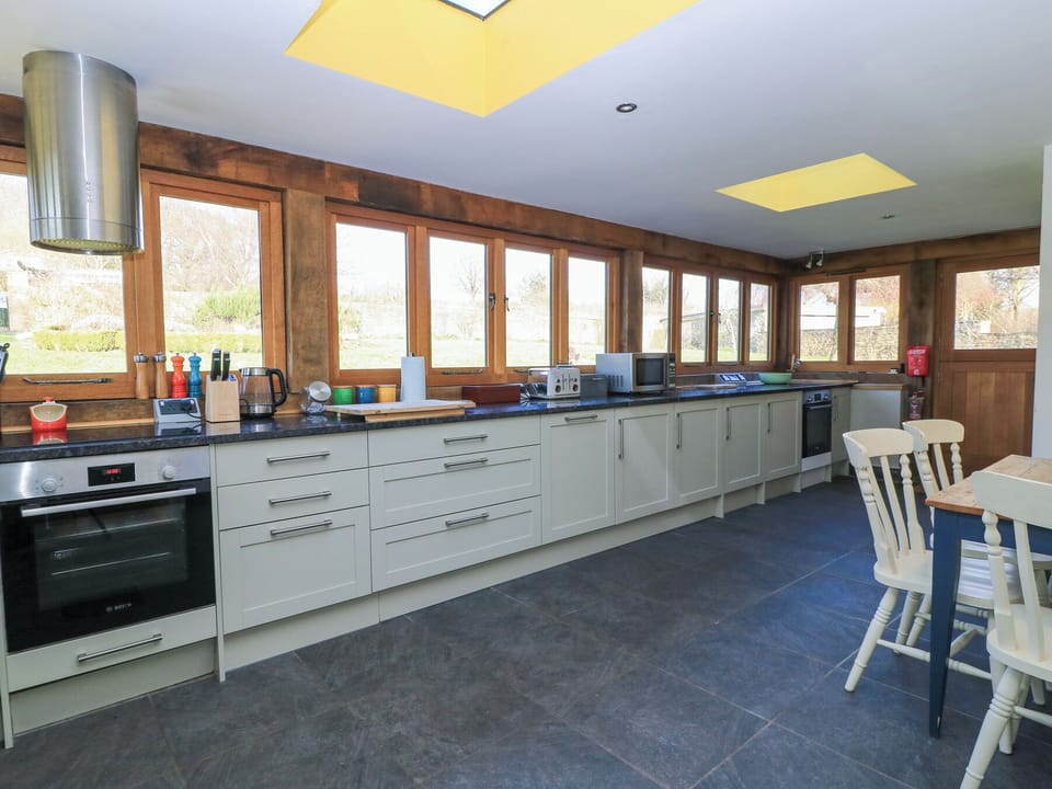 Cottage | Private kitchen | Microwave, dishwasher, highchair, cookware/dishes/utensils