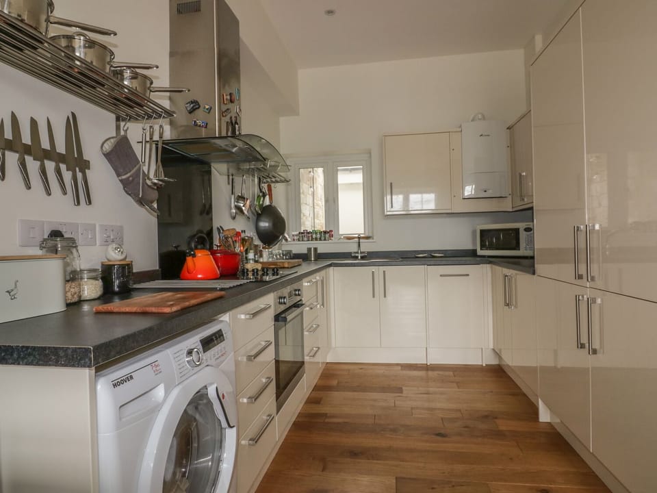 Cottage | Private kitchen | Microwave, stovetop, dishwasher, electric kettle
