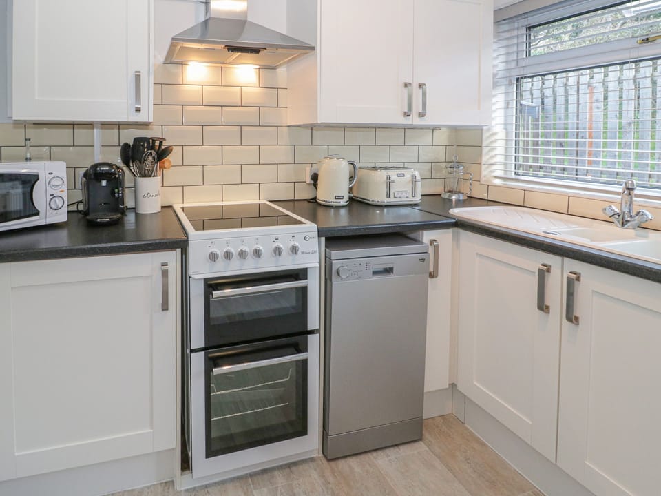 Cottage | Private kitchen | Dishwasher, cookware/dishes/utensils