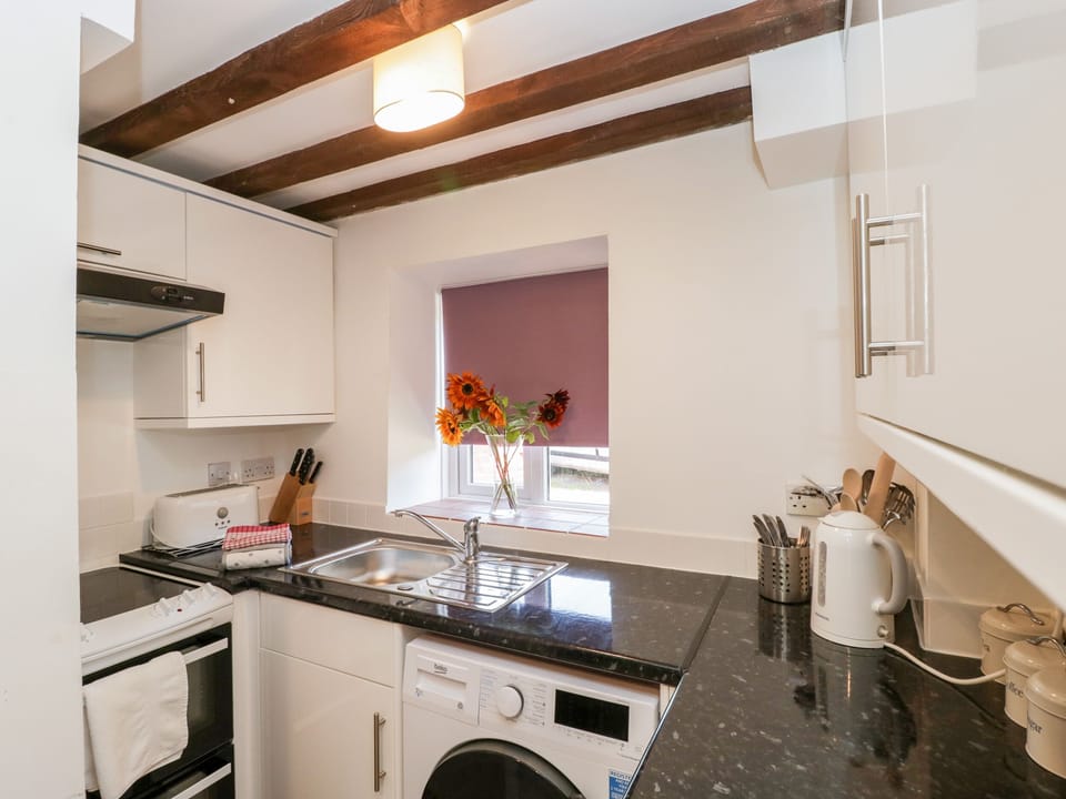 Cottage | Private kitchen | Fridge, microwave, stovetop, electric kettle