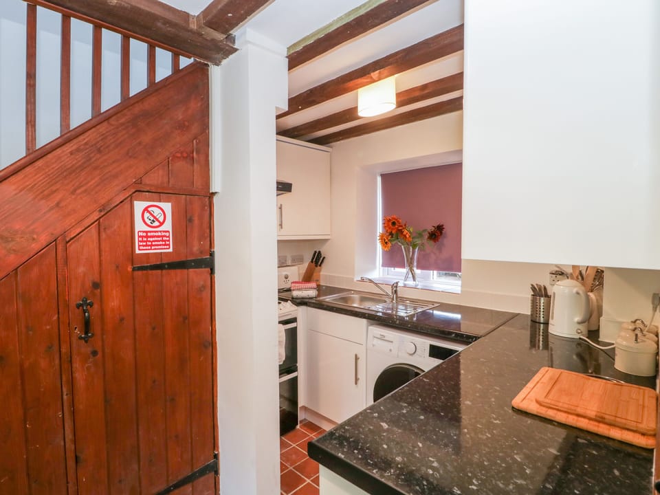 Cottage | Private kitchen | Fridge, microwave, stovetop, electric kettle
