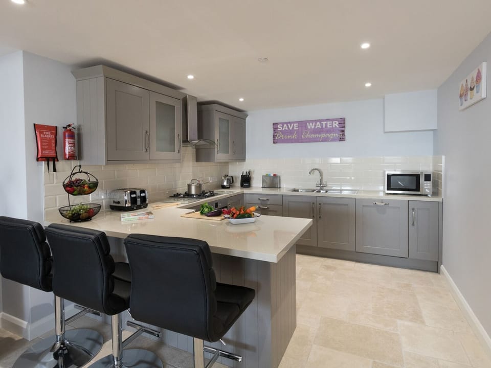 Cottage | Private kitchen | Dishwasher, highchair, cookware/dishes/utensils