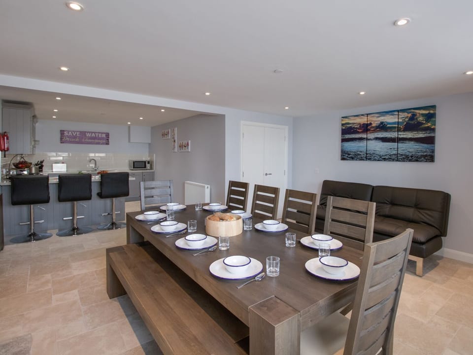 Cottage | Private kitchen | Dishwasher, highchair, cookware/dishes/utensils