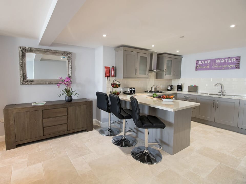 Cottage | Private kitchen | Dishwasher, highchair, cookware/dishes/utensils