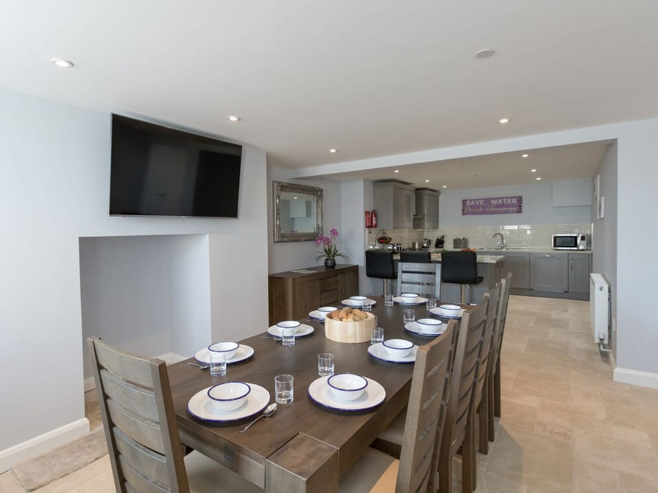 Cottage | Private kitchen | Dishwasher, highchair, cookware/dishes/utensils