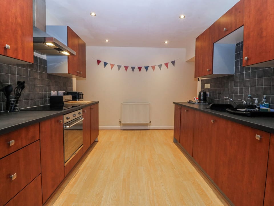 Cottage | Private kitchen | Dishwasher, highchair, cookware/dishes/utensils