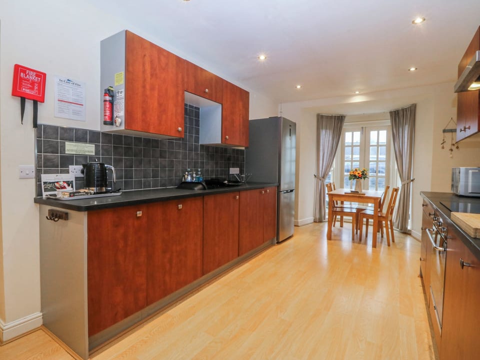 Cottage | Private kitchen | Dishwasher, highchair, cookware/dishes/utensils