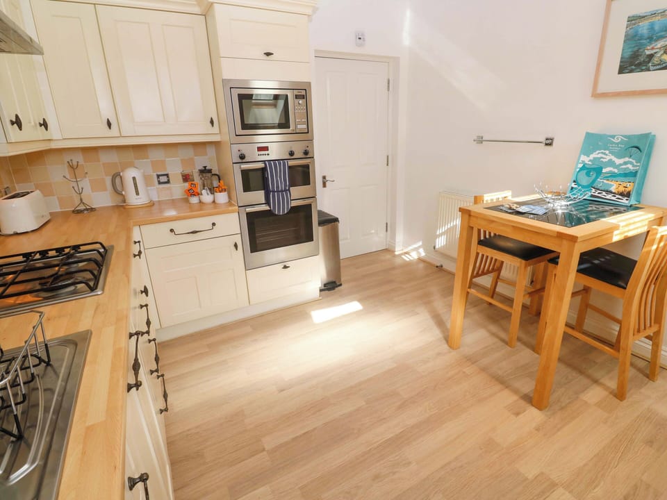 Cottage | Private kitchen | Dishwasher, electric kettle, toaster, highchair