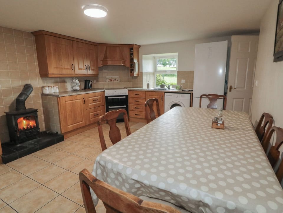 Cottage | Private kitchen | Microwave, electric kettle, toaster, cookware/dishes/utensils