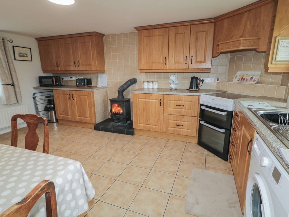 Cottage | Private kitchen | Microwave, electric kettle, toaster, cookware/dishes/utensils