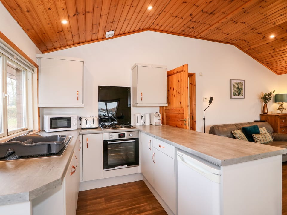 Cottage | Private kitchen | Oven, stovetop, dishwasher, electric kettle
