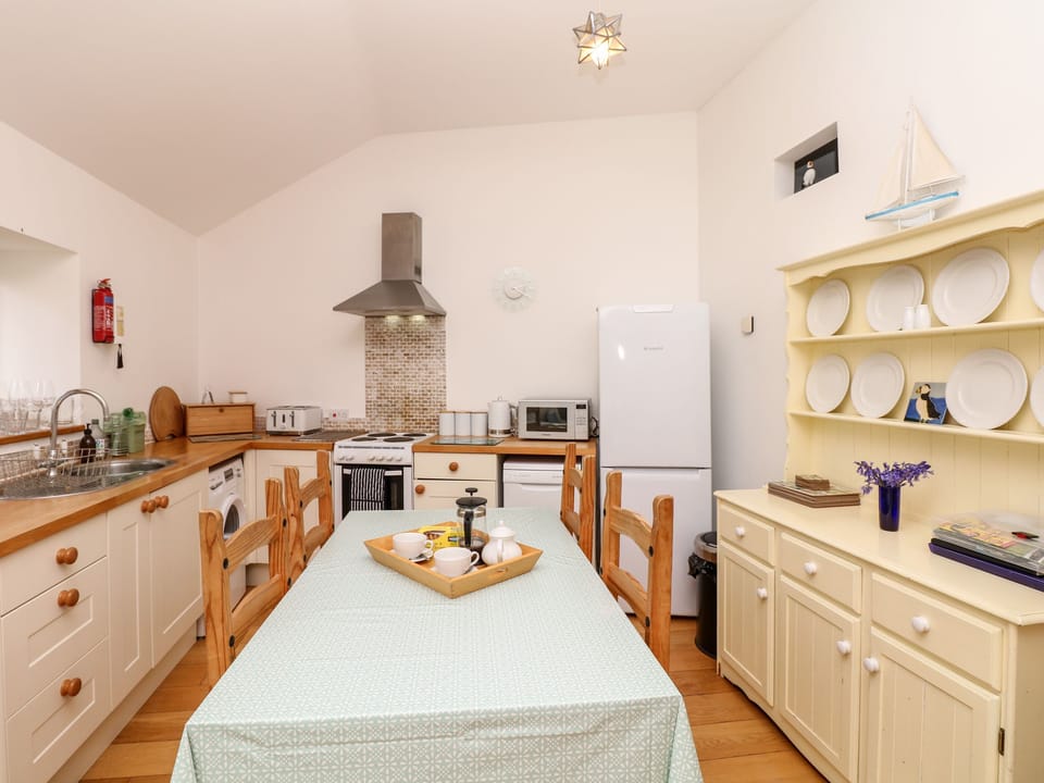 Cottage | Private kitchen | Dishwasher, highchair, cookware/dishes/utensils