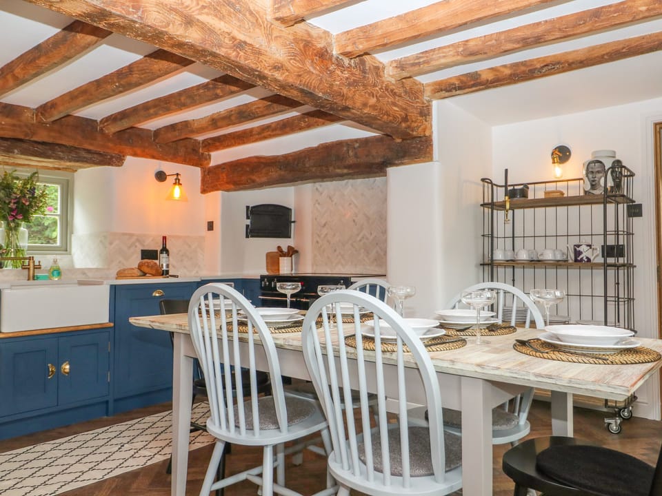 Cottage | Private kitchen | Fridge, microwave, stovetop, dishwasher