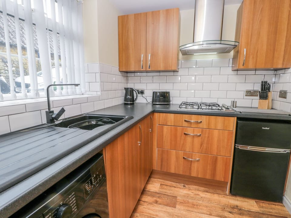 Cottage | Private kitchen | Microwave, stovetop, electric kettle, toaster