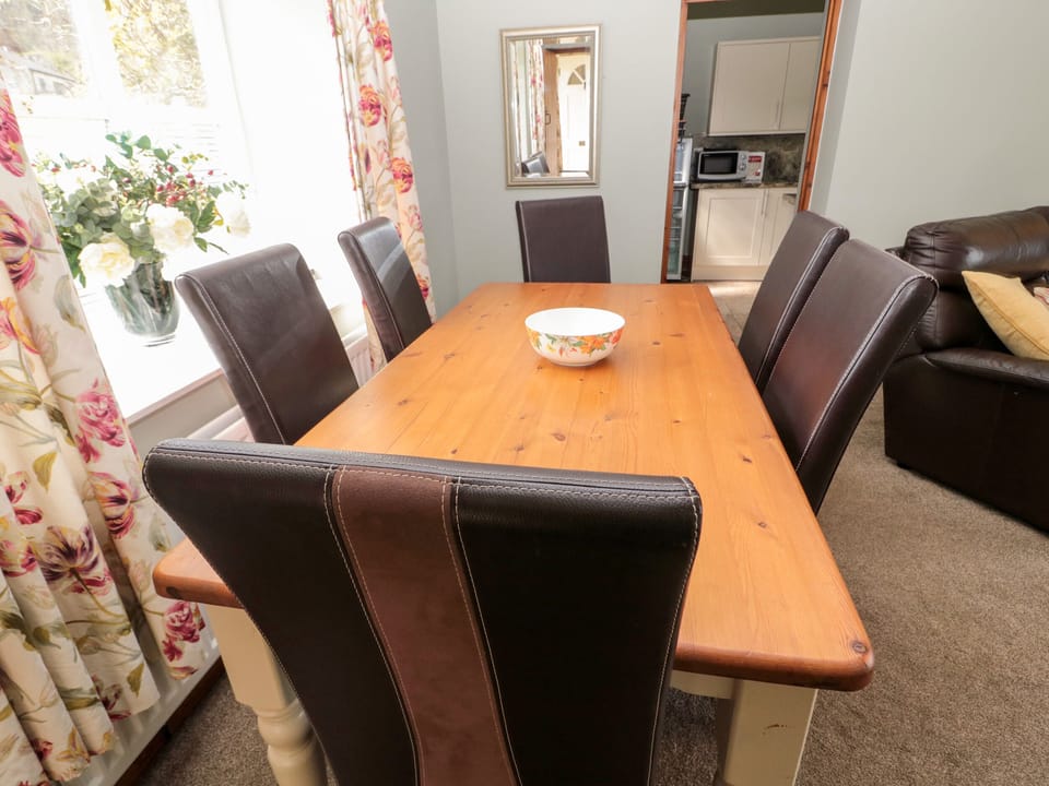 Cottage | Dining