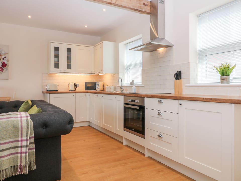 Cottage | Private kitchen | Microwave, stovetop, dishwasher, cookware/dishes/utensils