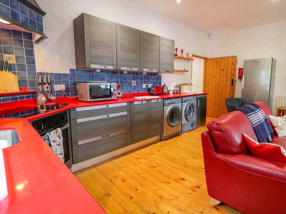 Cottage | Private kitchen | Fridge, microwave, dishwasher, electric kettle