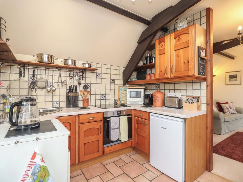 Cottage | Private kitchen | Fridge, microwave, electric kettle, toaster