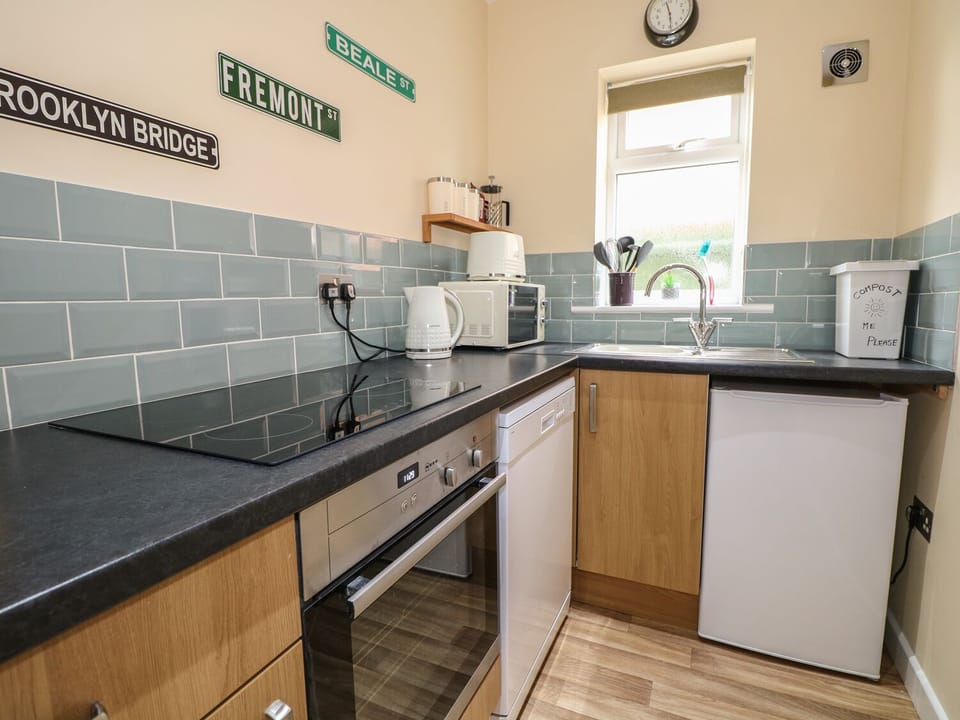 Cottage | Private kitchen | Fridge, microwave, dishwasher, electric kettle
