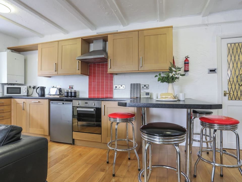 Cottage | Private kitchen | Dishwasher, cookware/dishes/utensils