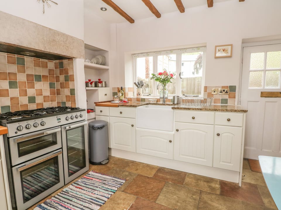 Cottage | Private kitchen | Microwave, electric kettle, toaster, cookware/dishes/utensils