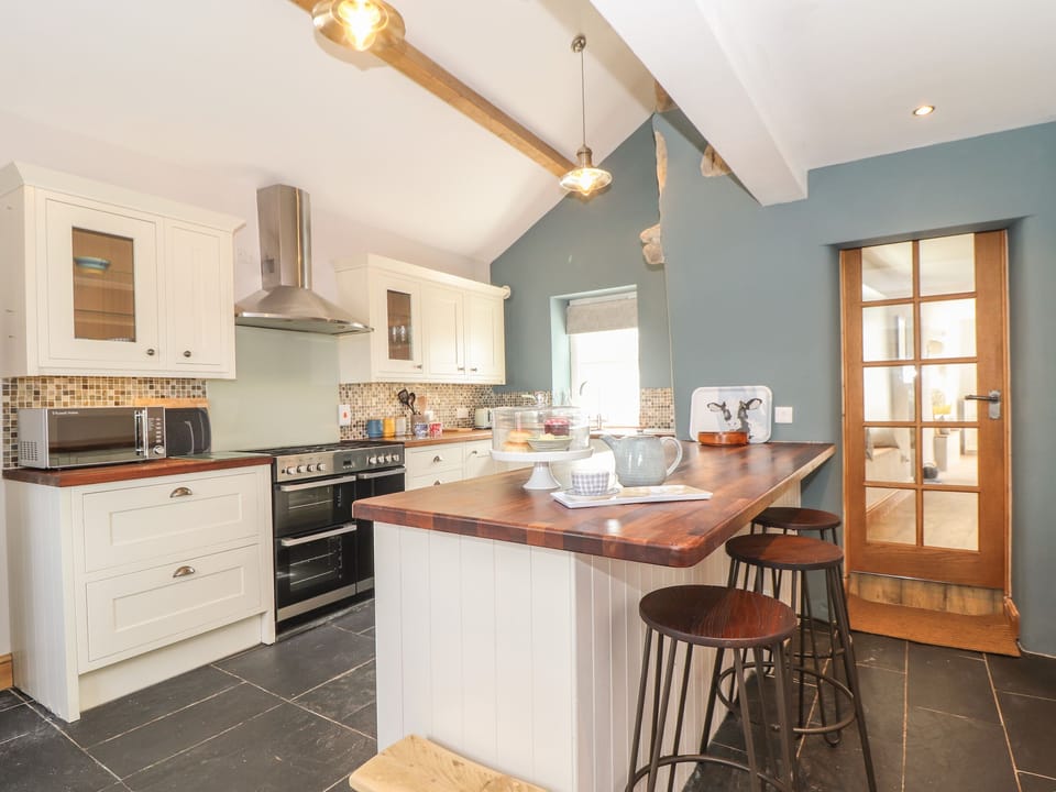 Cottage | Private kitchen | Fridge, dishwasher, cookware/dishes/utensils