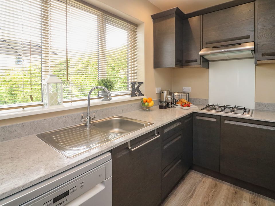 Cottage | Private kitchen | Microwave, stovetop, dishwasher, electric kettle