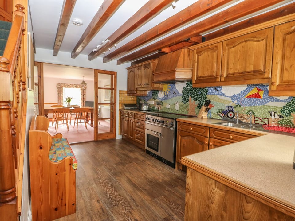 Cottage | Private kitchen | Microwave, dishwasher, highchair, cookware/dishes/utensils