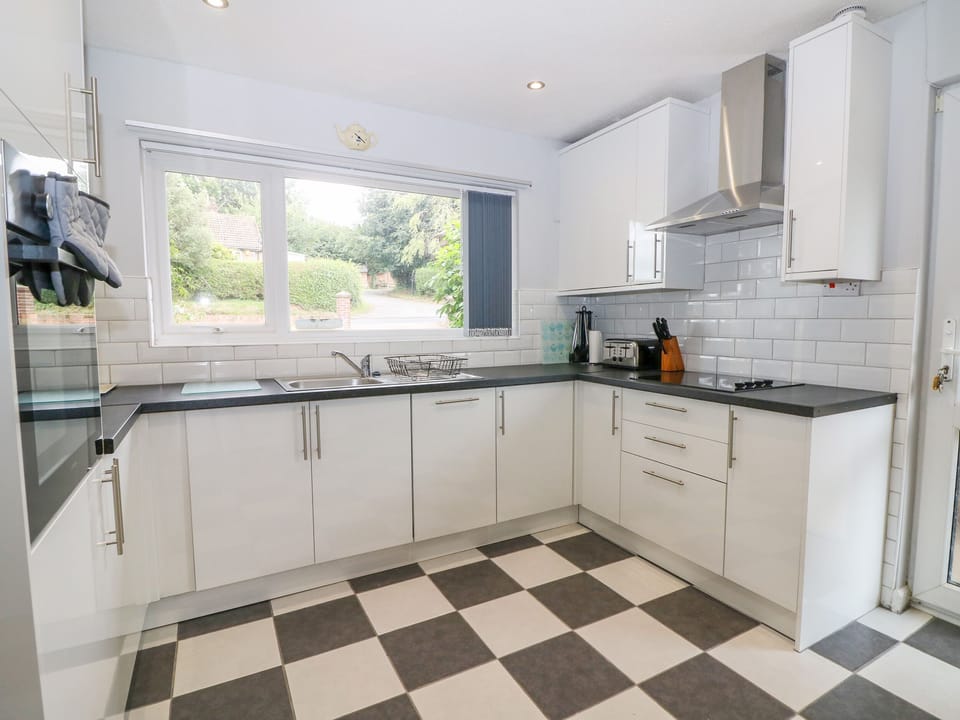 Cottage | Private kitchen | Dishwasher, electric kettle, toaster, cookware/dishes/utensils