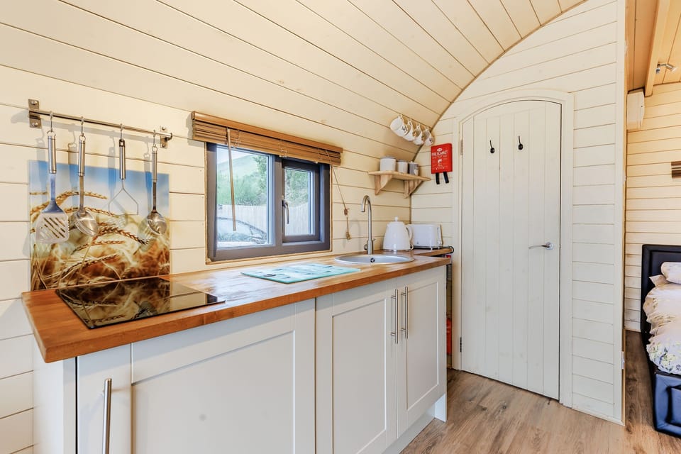 Cottage | Private kitchen | Fridge, microwave, stovetop, electric kettle