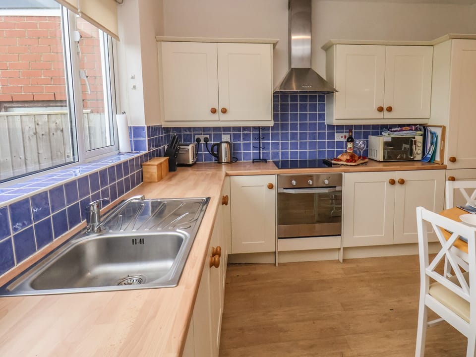 Cottage | Private kitchen | Fridge, dishwasher, cookware/dishes/utensils